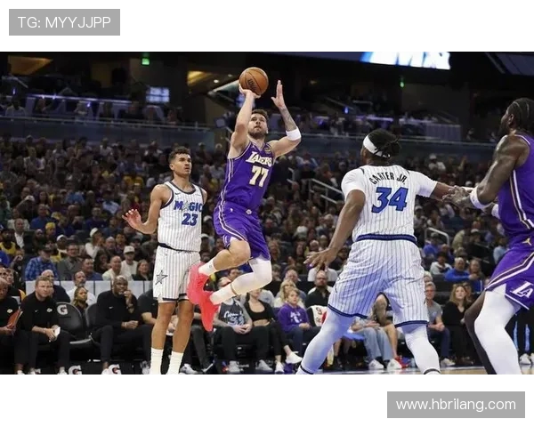 文班在比赛中展现绝佳技巧碾压肯纳德完成单臂暴扣震撼全场